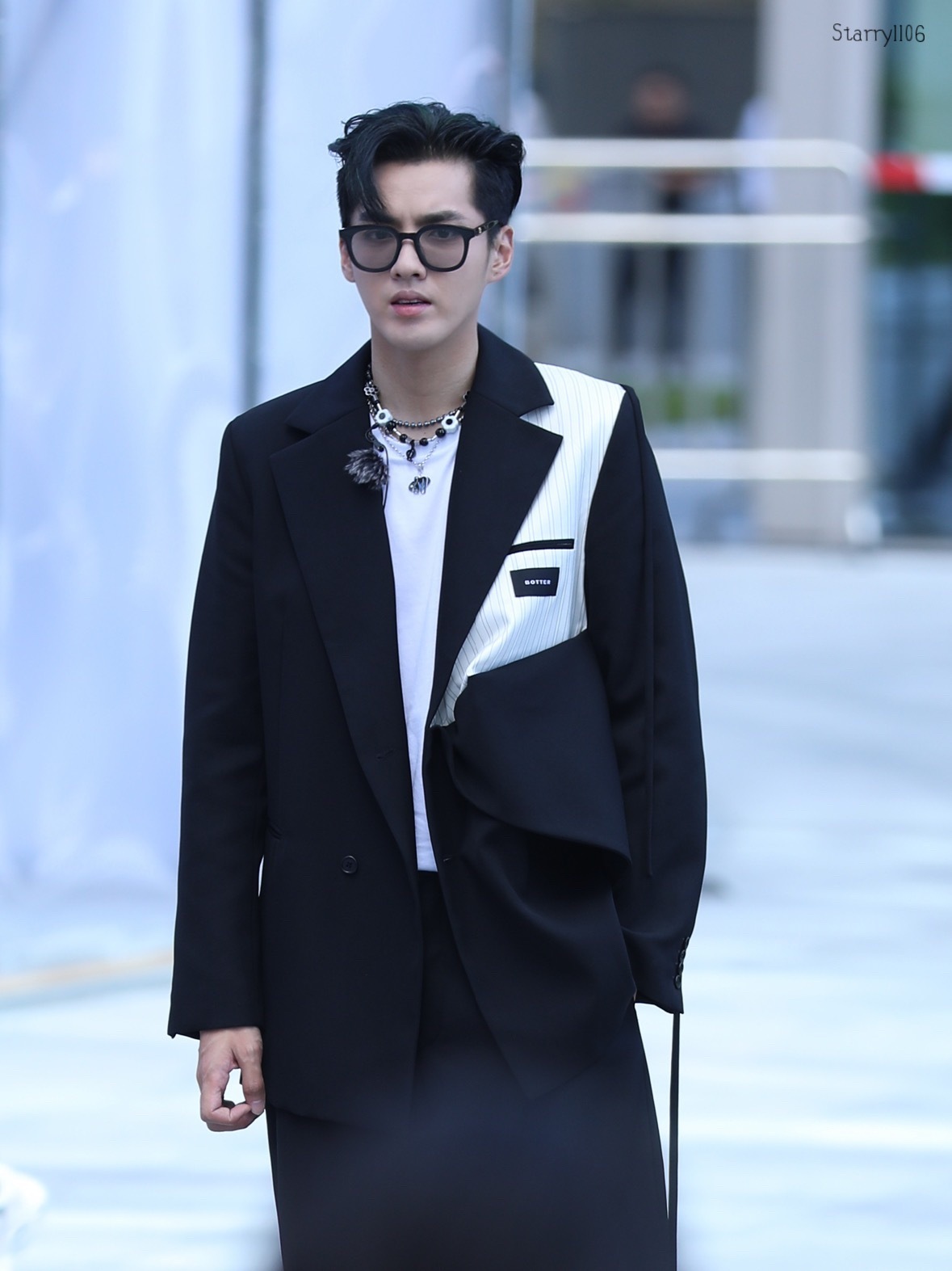 吴亦凡节目录制饭拍,黑白拼接西装内搭白t,黑框眼镜时尚帅气