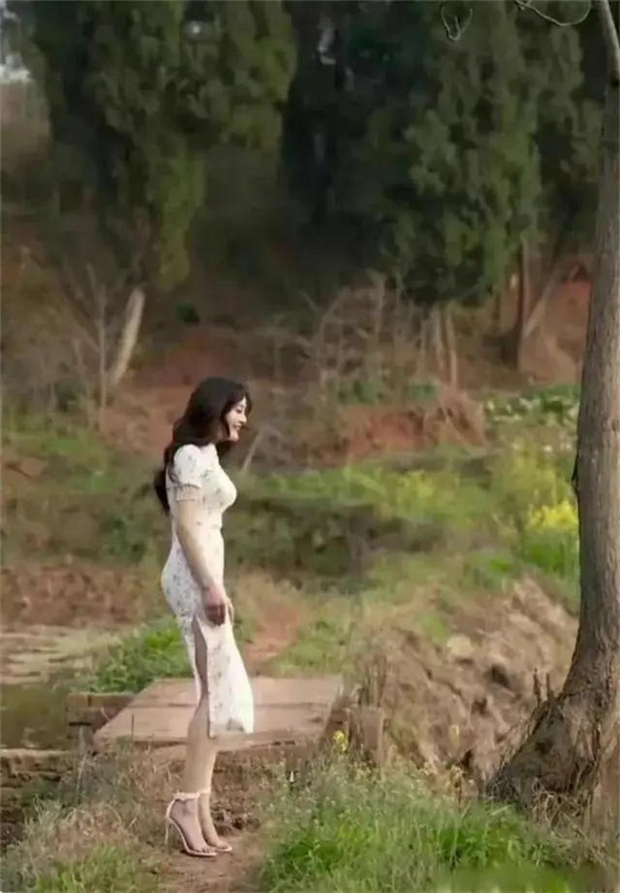 穿旗袍下地干活,你们这也太做作的,连边上的大爷都看不下去了.