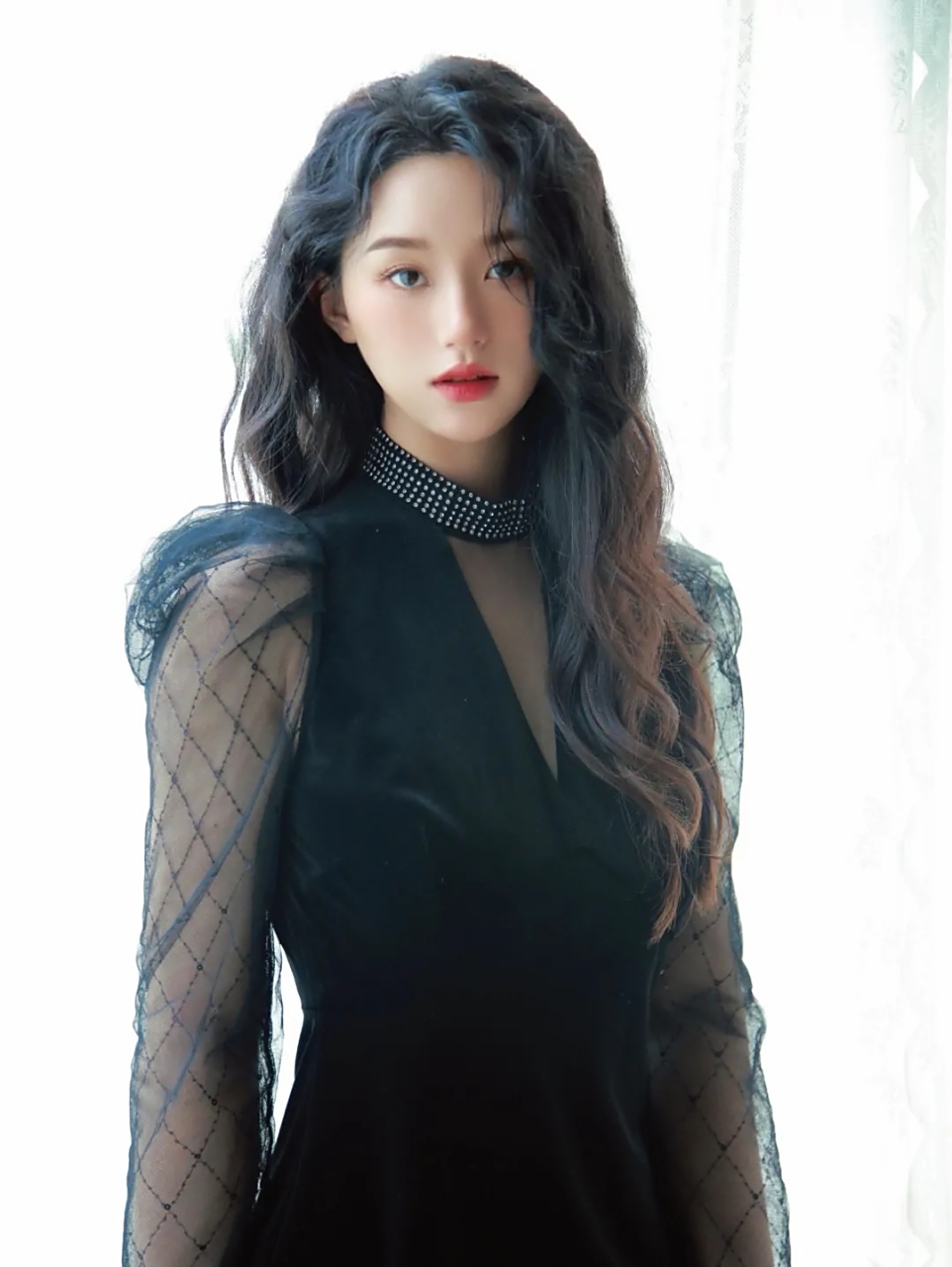 胡亦瑶,原名胡丽芝,1998年10月8日出生于湖南省湘西土家族苗族自治州