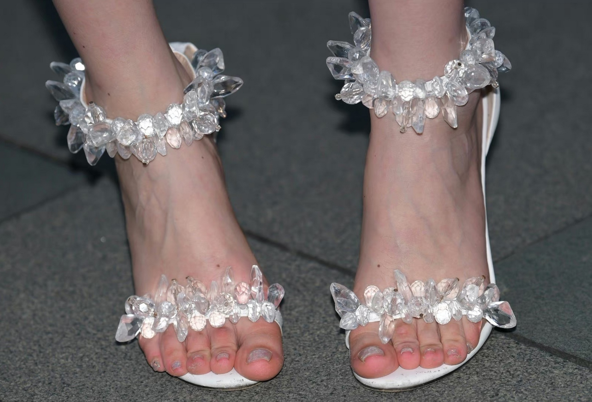 车模美腿玉足街拍照,长腿小姐姐白嫩的大脚丫搭配白色的凉鞋显得十分