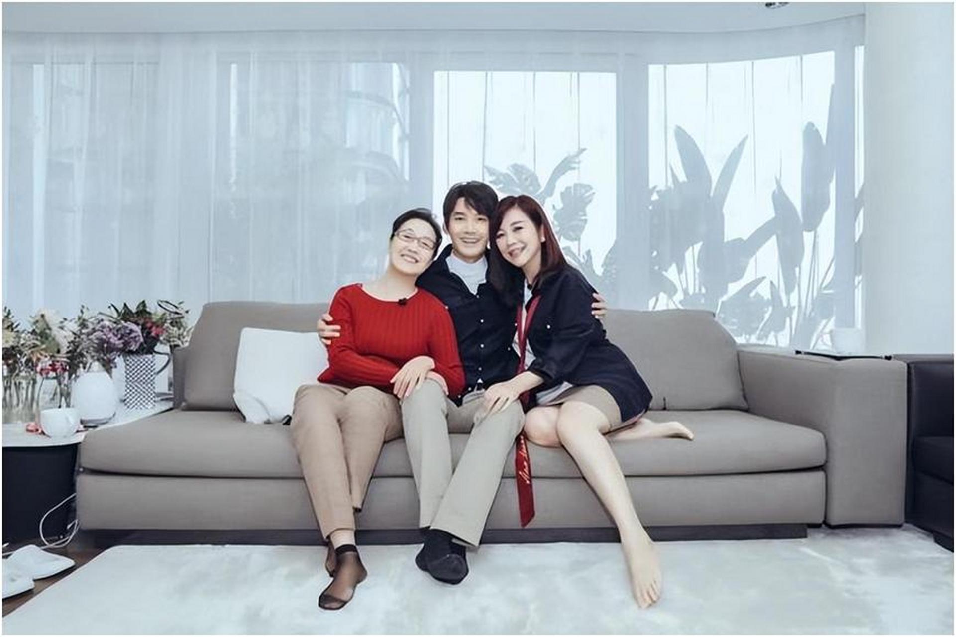 陈松伶一家同框春游,52岁状态依旧好,粉嫩如同少女,和张铎 在一起无比