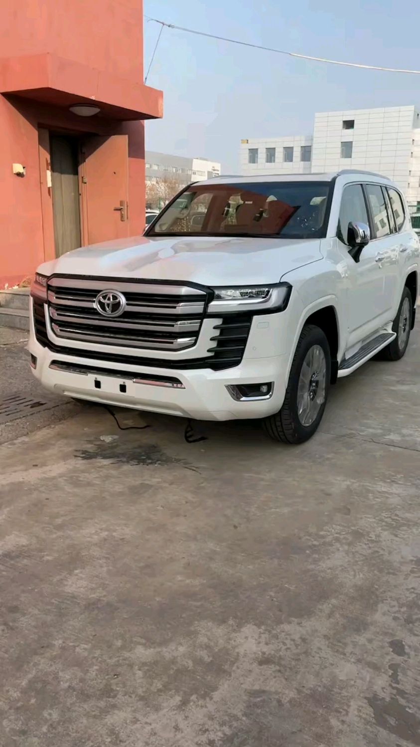 全新丰田陆巡lc300目前处于环保实验阶段没有交车时间和准确价格请勿