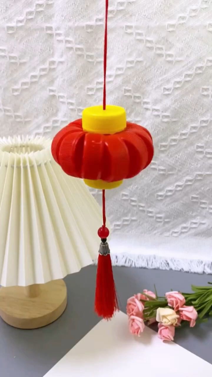 找一些瓶盖,做一个喜庆的春节小灯笼吧