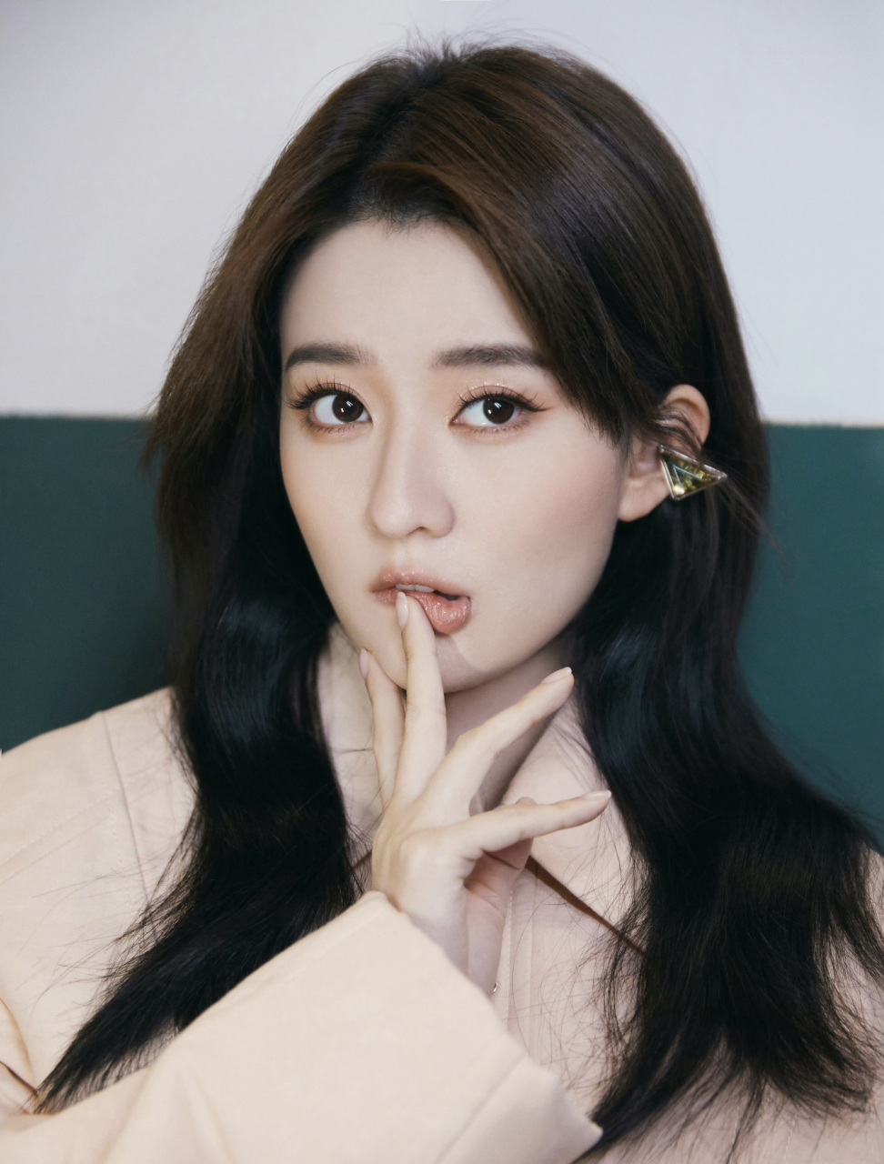 明星生图大赏# #美女# 乔欣性感写真,大长腿吸睛.#今日早安问候