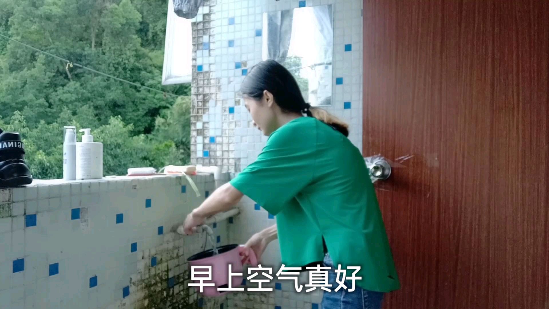 实拍打工妹一个人的真实生活,自己做饭自己吃,一个人真的好孤单