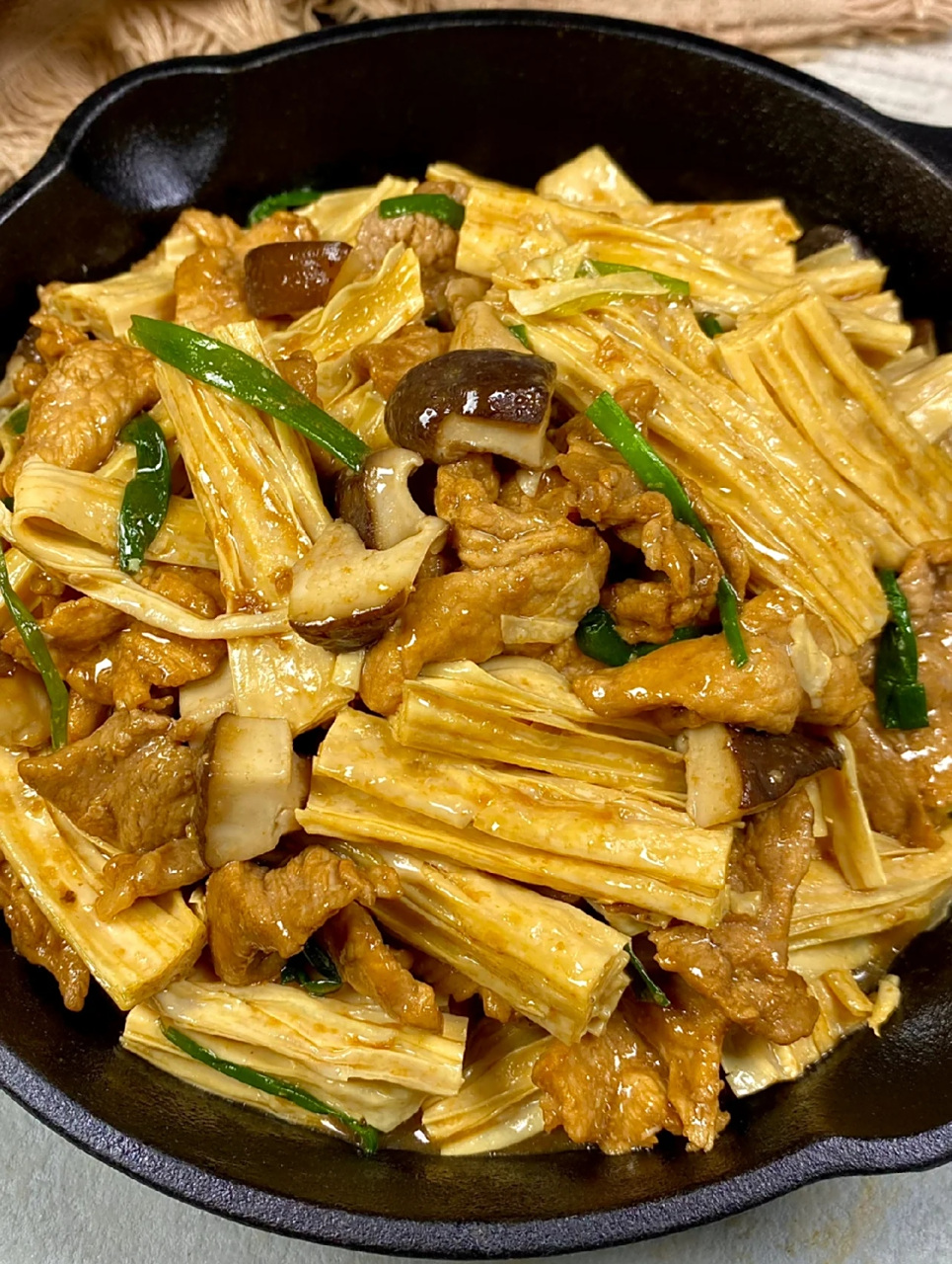 我妈做的腐竹炒肉真的巨好吃!