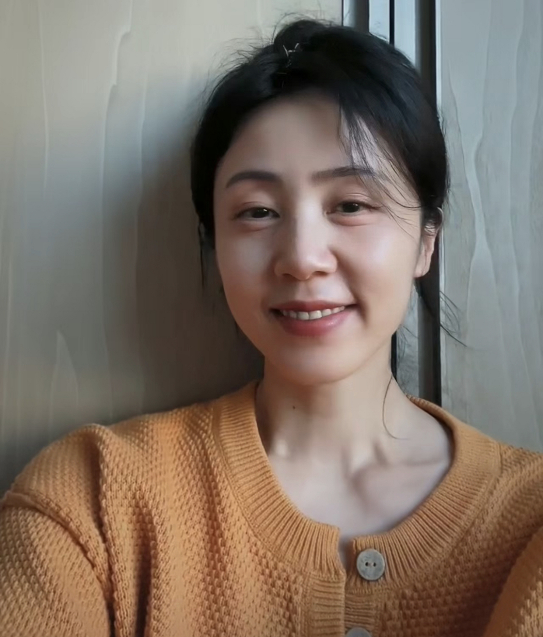 黄磊老婆孙莉晒三胎儿子照片.  和妹妹长得很像.