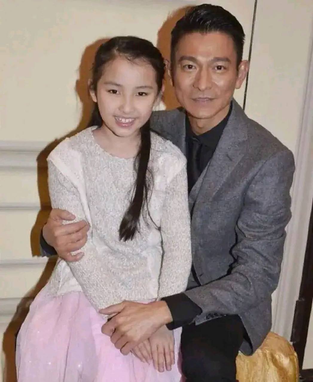 刘德华和女儿刘向蕙的合影,眼睛脸型非常像妈妈,耳朵鼻子像天王爸爸.