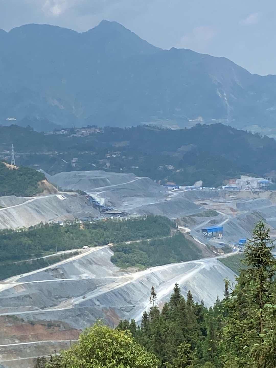 我们村22岁的女孩,嫁给比她爸还大2岁51岁的金矿老板.