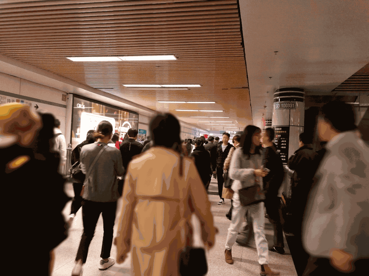 在城市中匆匆忙碌