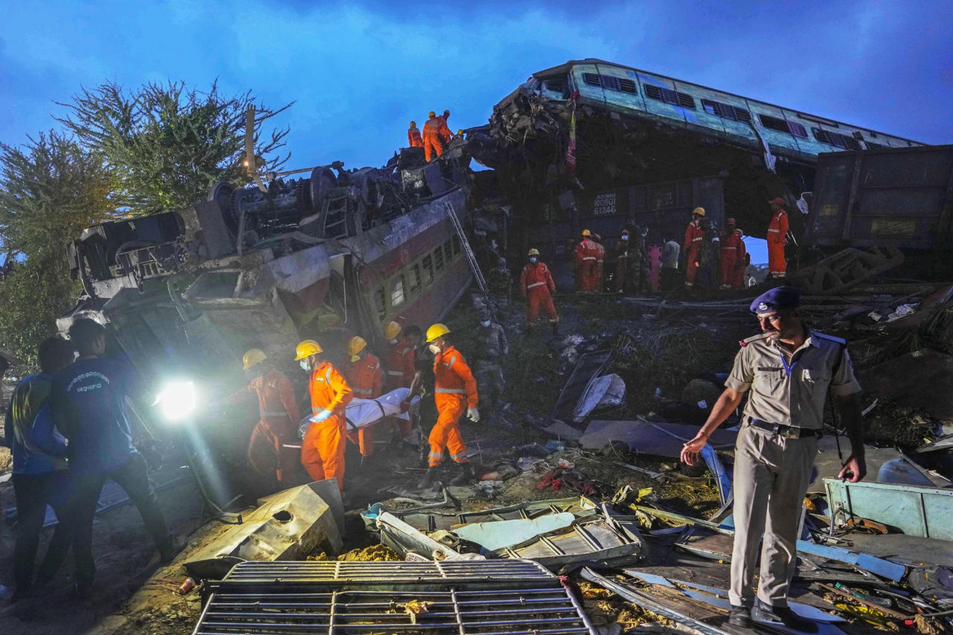 印度火车出轨事故原因:印度火车事故造成近300人死亡,原因是信号系统