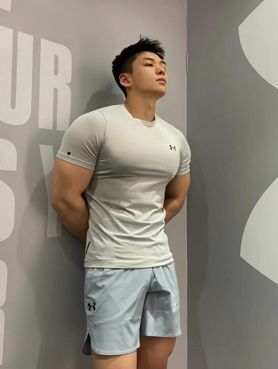 拍照中  肌肉少年