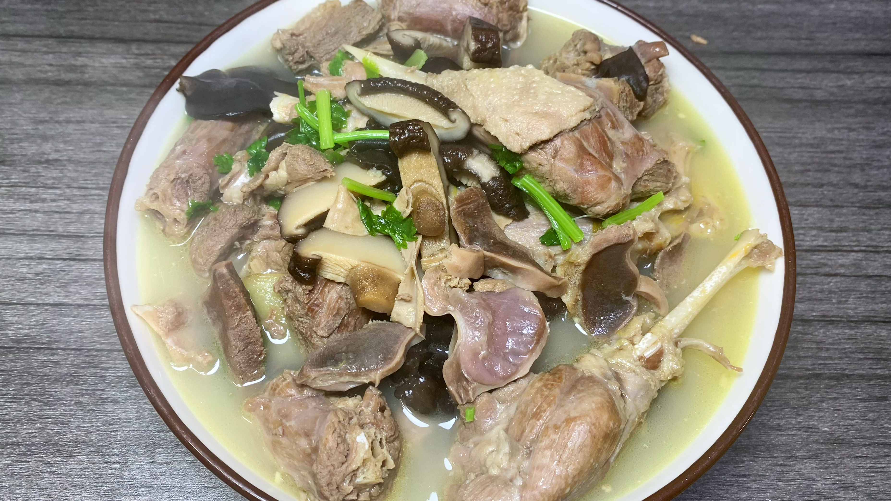 老鸭汤这样炖,汤鲜味美无腥味,营养丰富,特别适合老人孩子食用