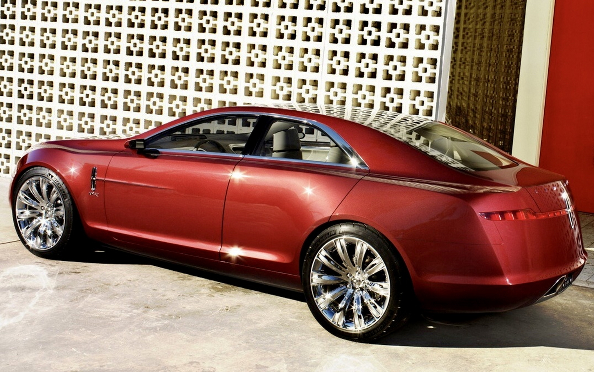 一款林肯双开门轿跑,侧前门上的林肯车标装饰尽显设计之美