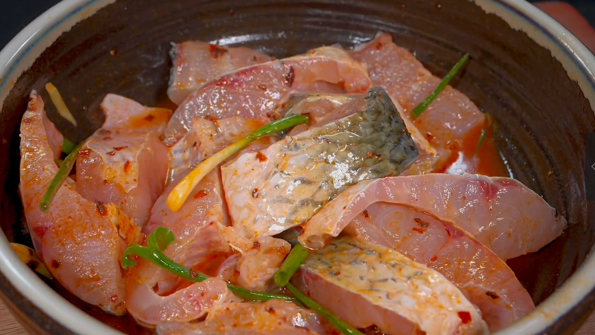 春天要多吃鱼,但是腌制鱼不要放盐或者料酒腌制,这样做比豆腐嫩