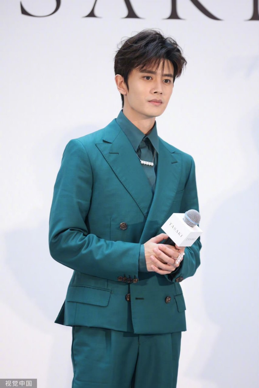 任嘉伦和张杰的气质很像,但他比张杰长得更好看.