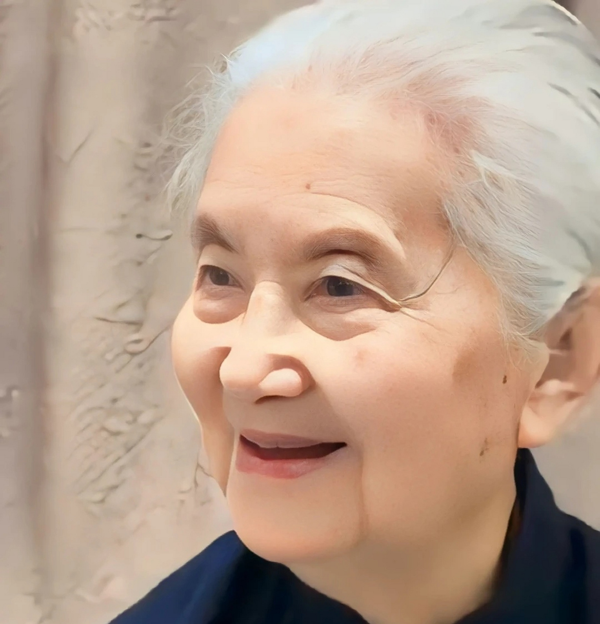 一位94岁老奶奶拿出了她18岁时拍的照片,顿时惊呆了众人.