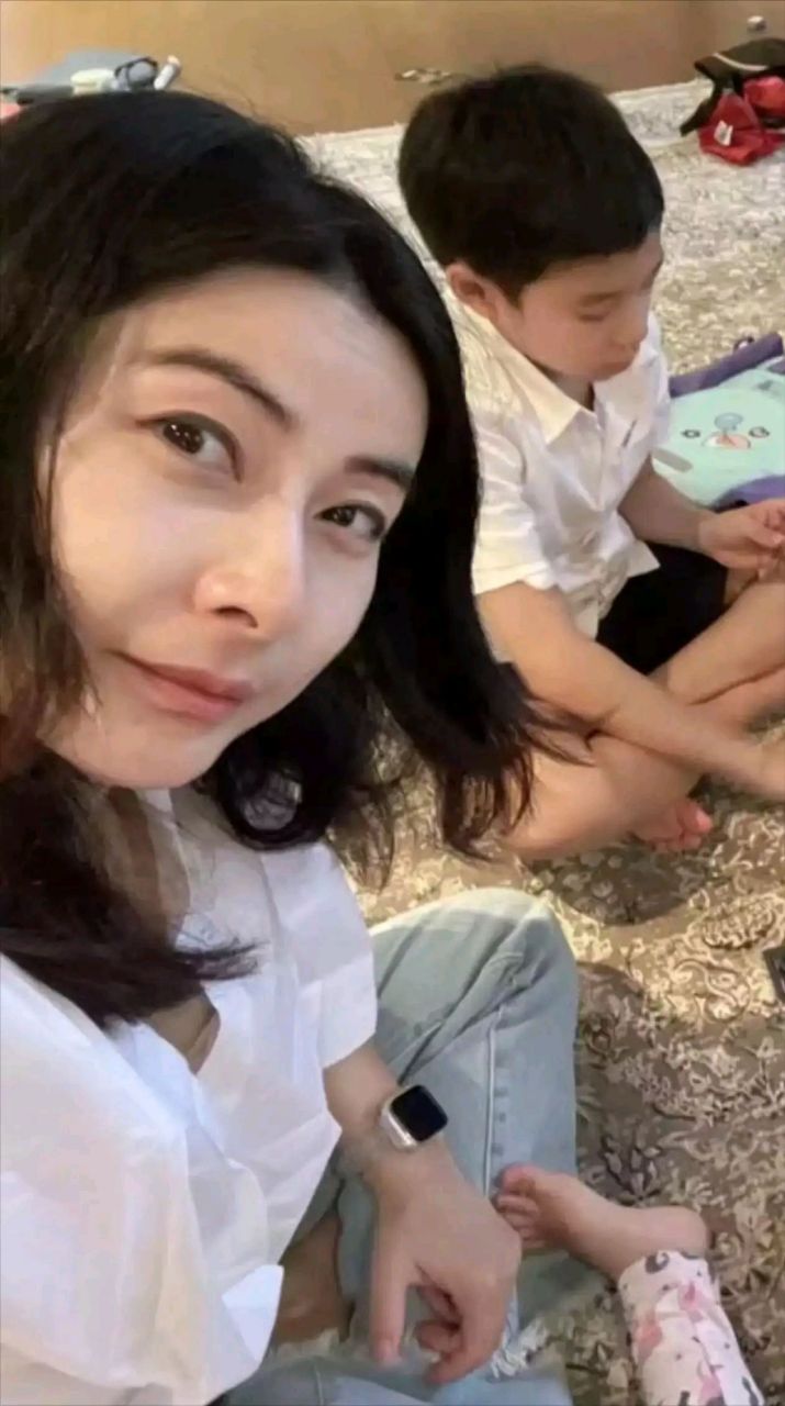 郭晶晶一家为霍启刚庆生,豪宅内景曝光,照片中一家五口坐地上玩牌,骑