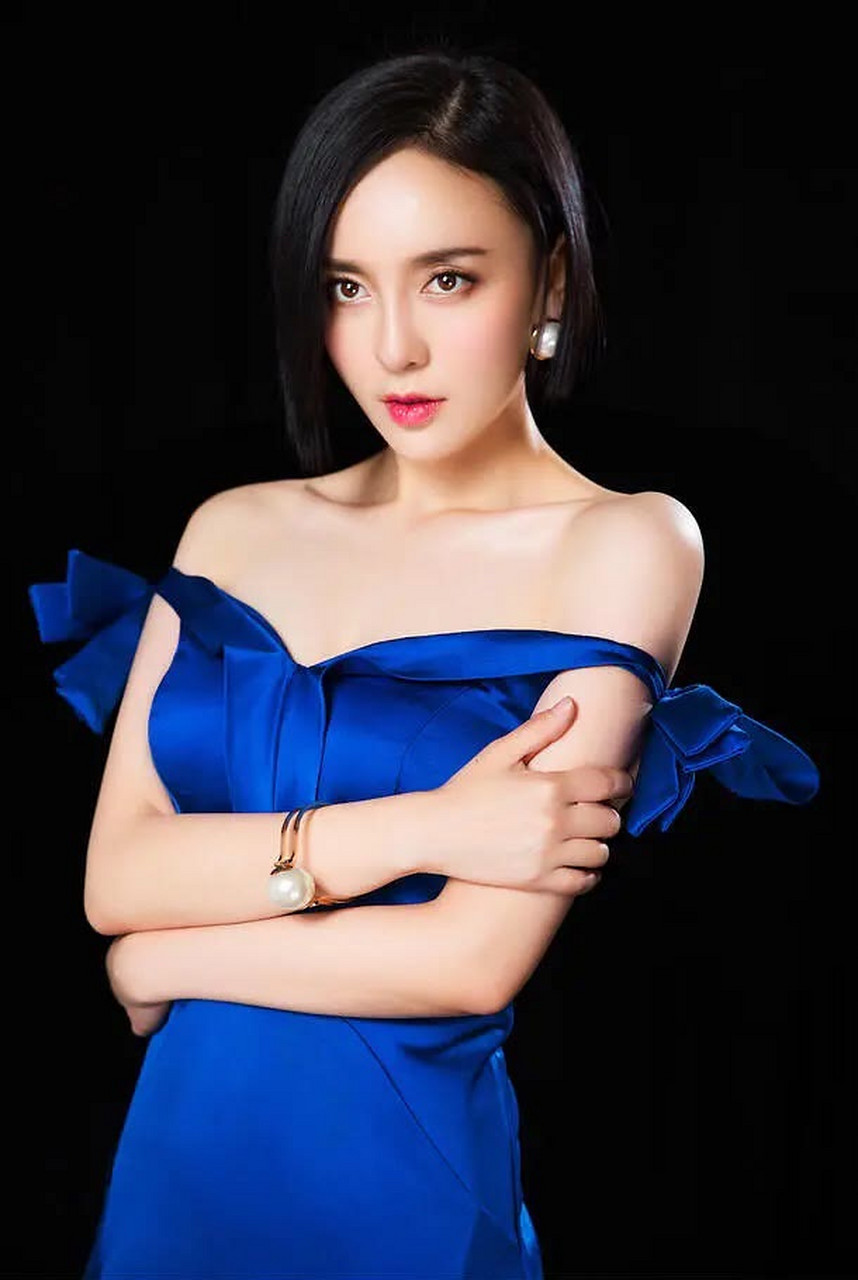 演员吕佳容性感写真.#明星美图秀