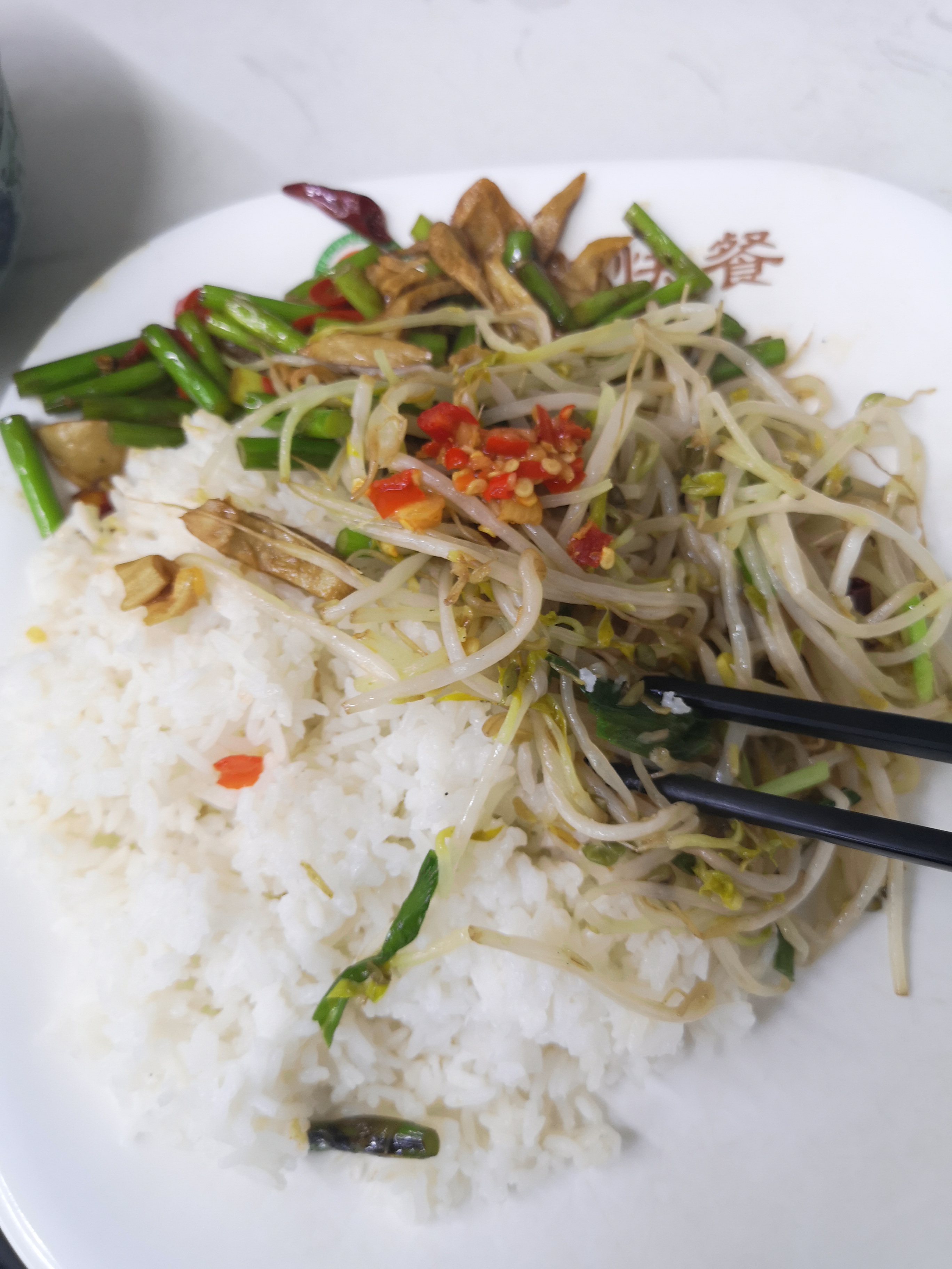 这是目前为止深圳最便宜的快餐,一荤一素才九块钱,饭可以随便吃,汤