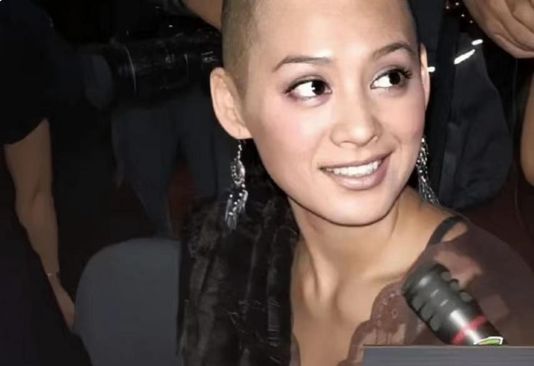 光头加透视装,宁静这造型好辣眼睛