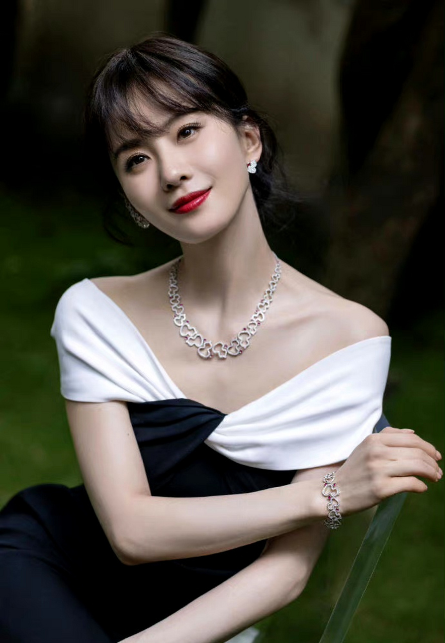 刘诗诗项链耳环好多葫芦,她好优雅啊