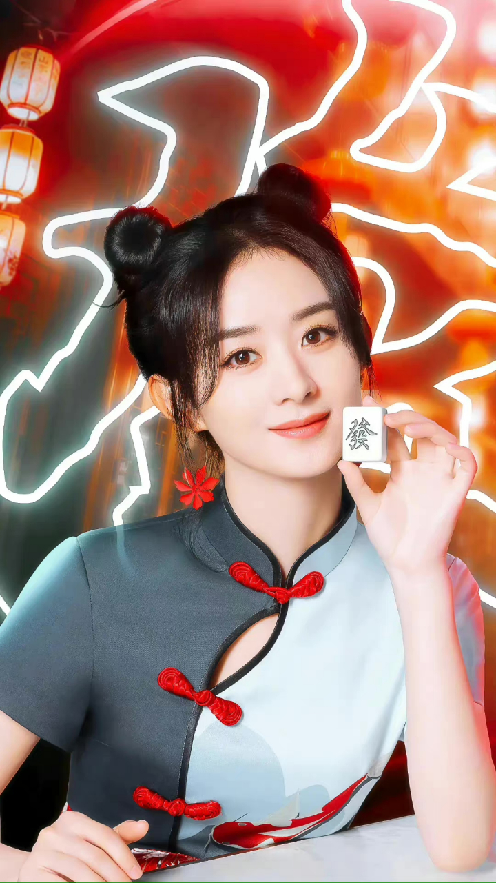 这次嫩成"小姑娘"了,双丸子头配拼接旗袍元气灵动,太美太可爱了!