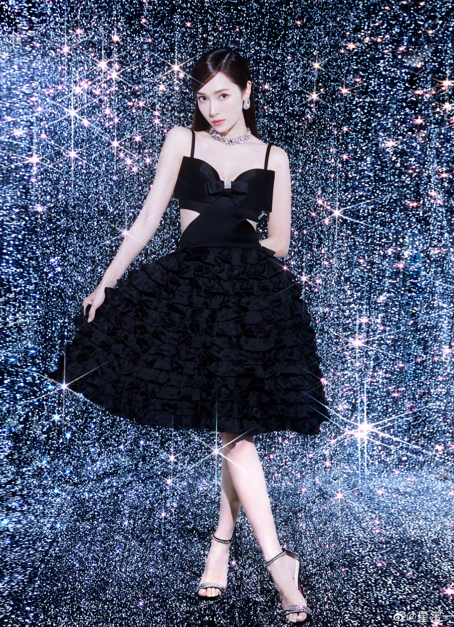 韩裔流行乐女歌手郑秀妍露脚出席活动照,郑秀妍脚上的黄色美甲搭配