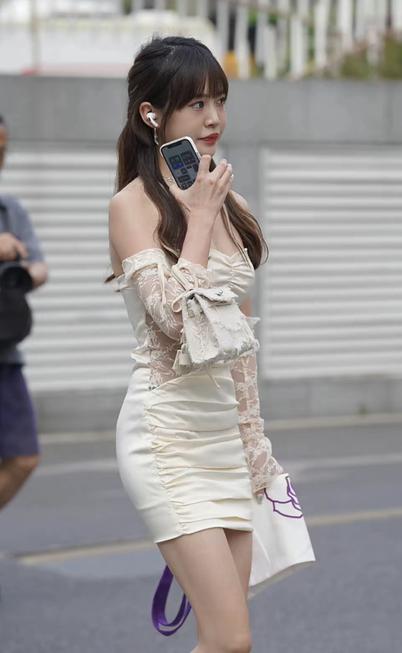 白色包臀裙美女