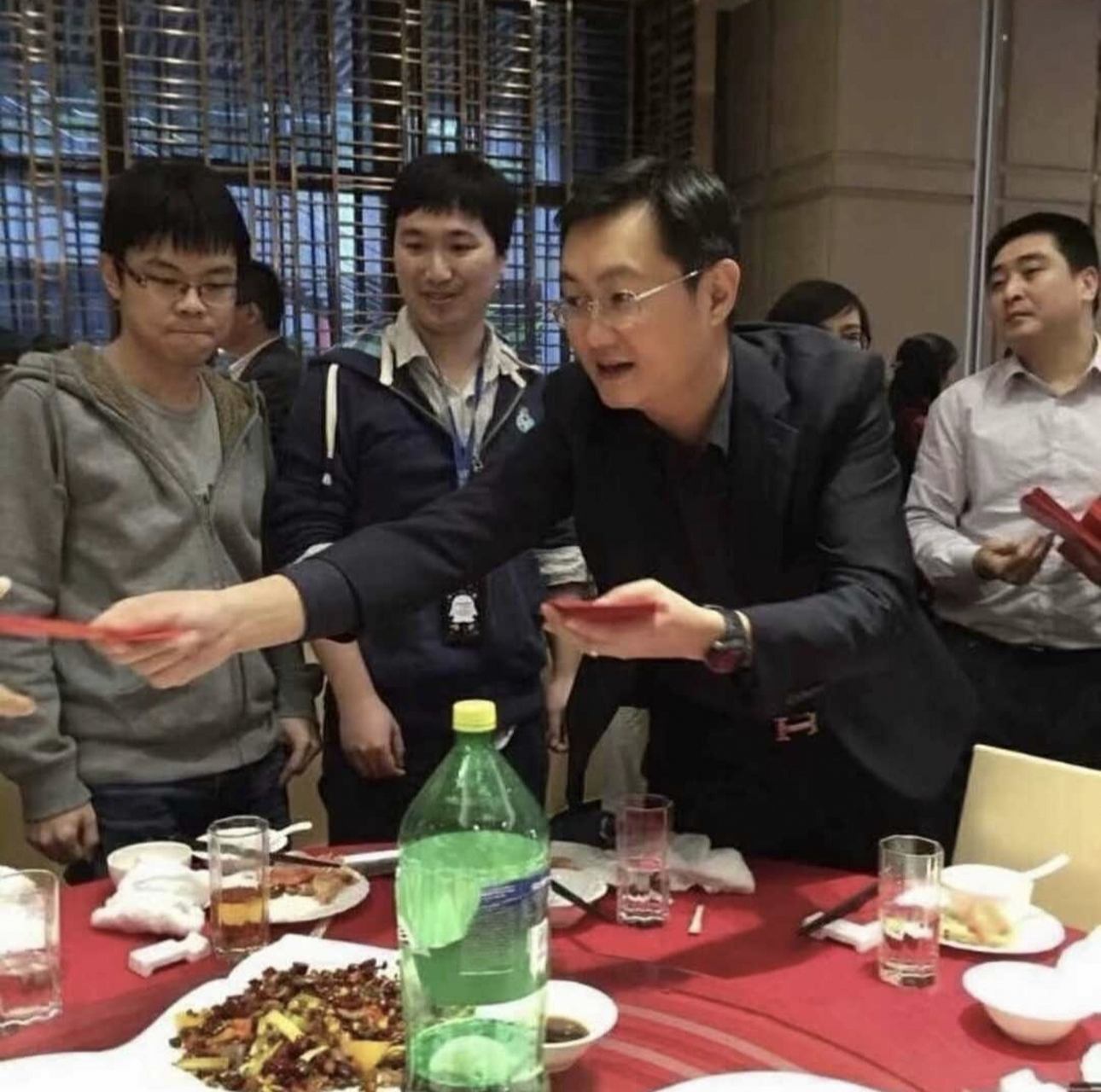 今天吃晚饭,碰到一个又穷又能装的人,没钱硬装真是笑死了