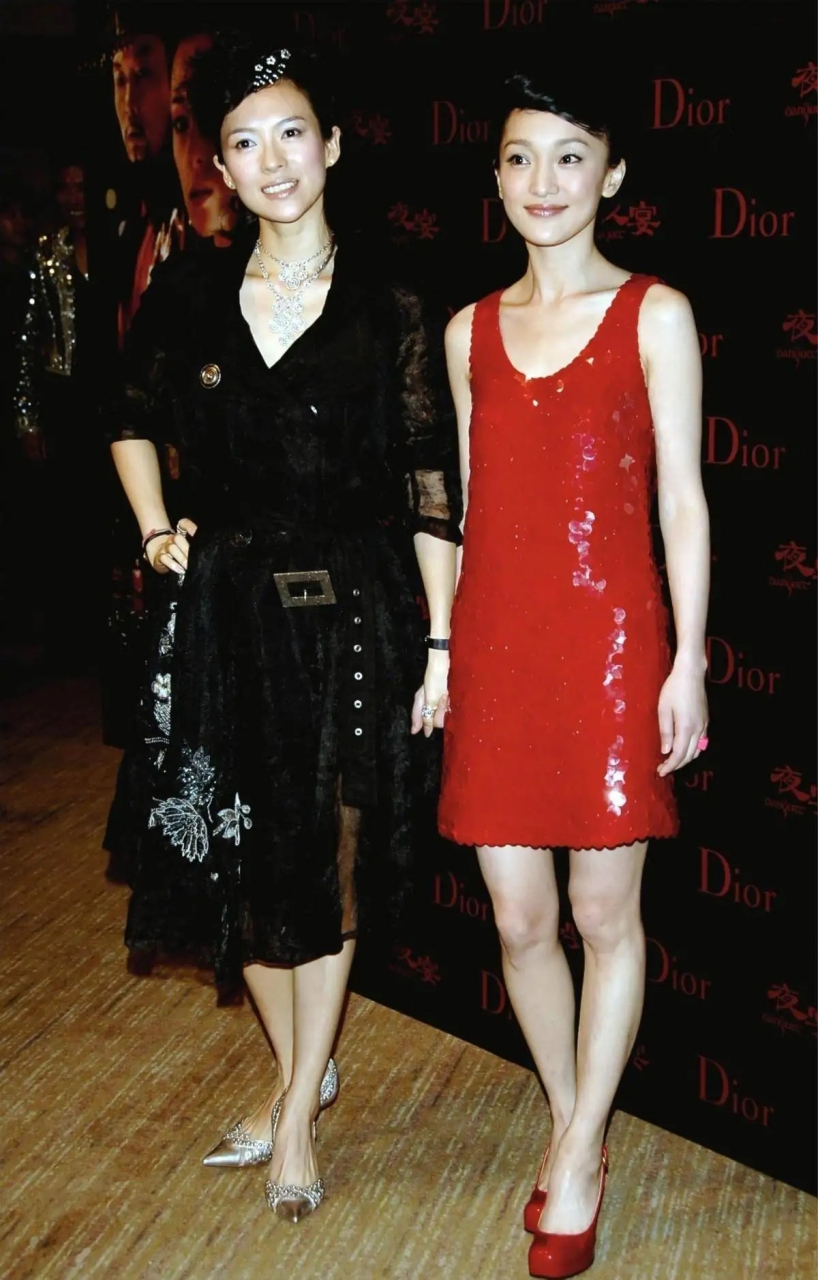 章子怡和周迅同框实属罕见.小4岁的章子怡彻底输了.