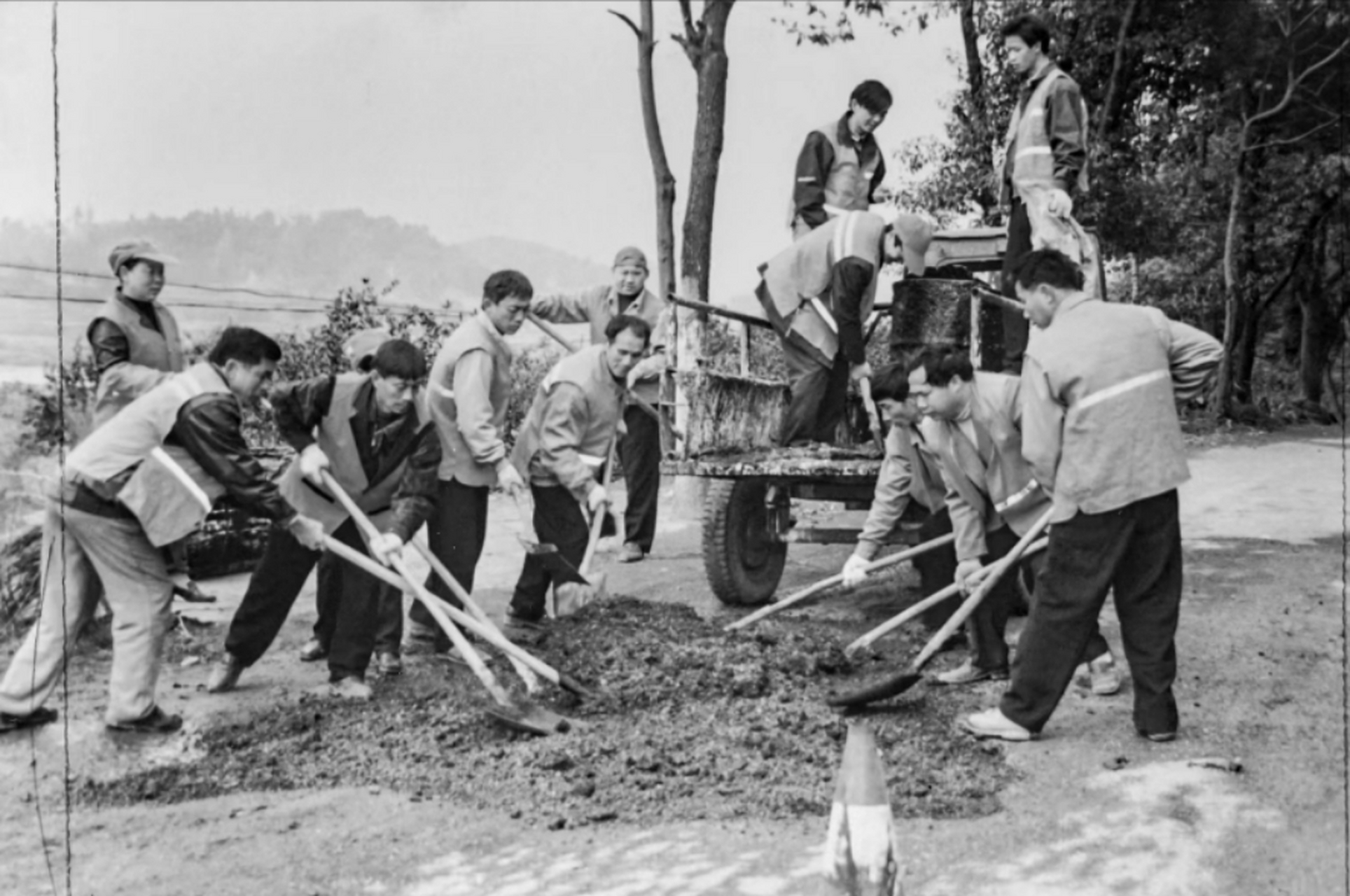 二十世纪八十年代,江西南昌,正在劳动的人,他们用锹往车上装土,那时候