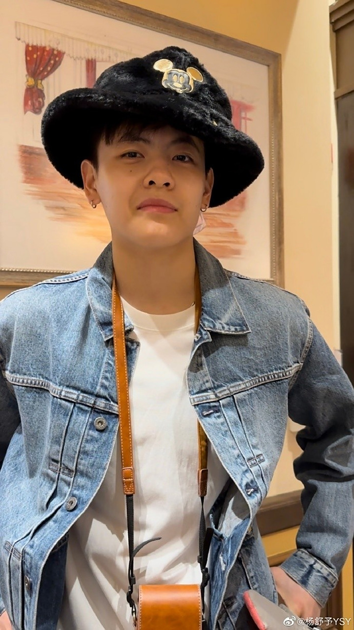 杨舒予更新社交媒体晒与李月汝&张茹共游上海迪士尼:一些来自上海的