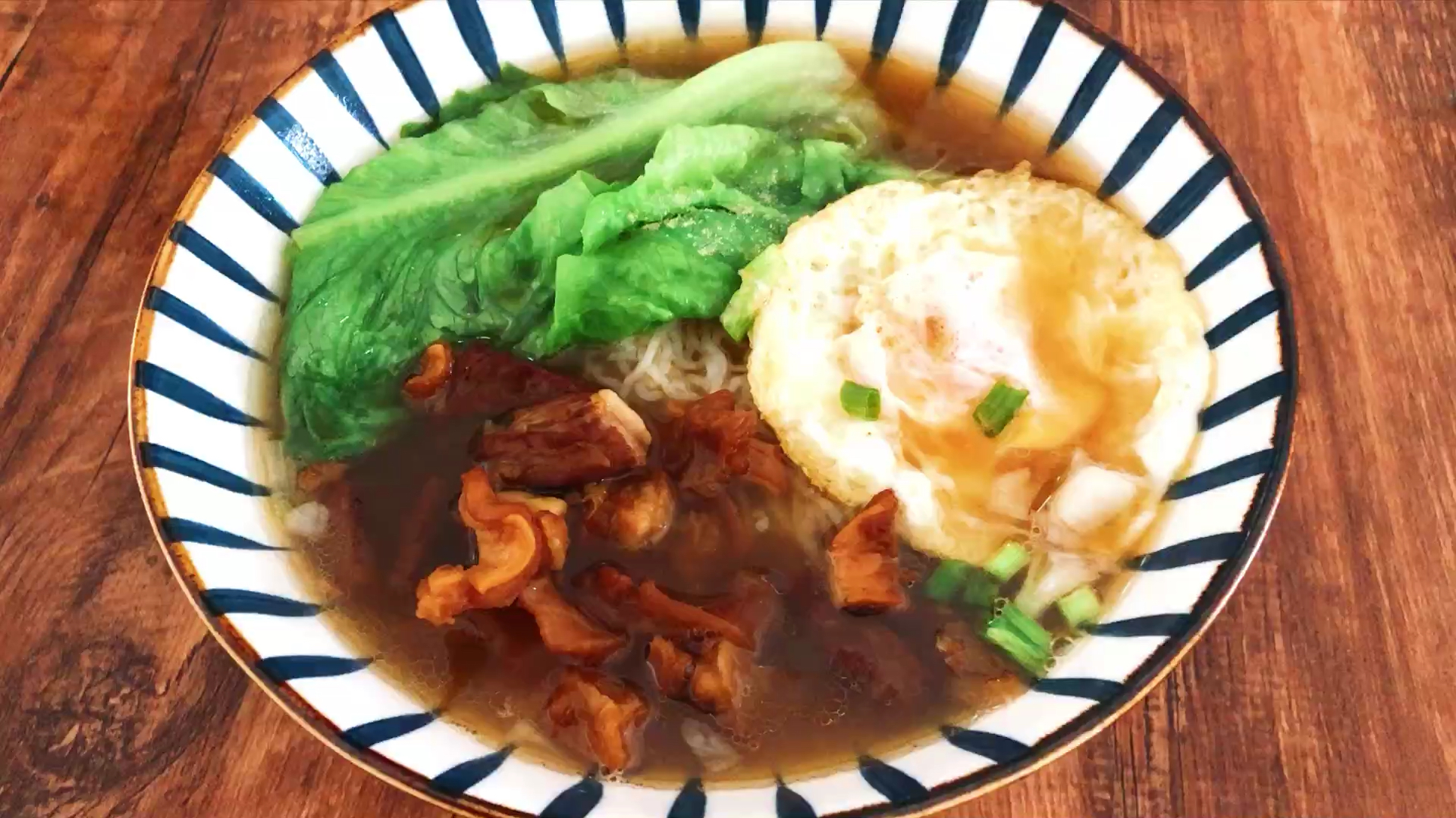 广东人爱吃的牛腩粉家常做法,汤浓味美,煮一次五天不用买早餐