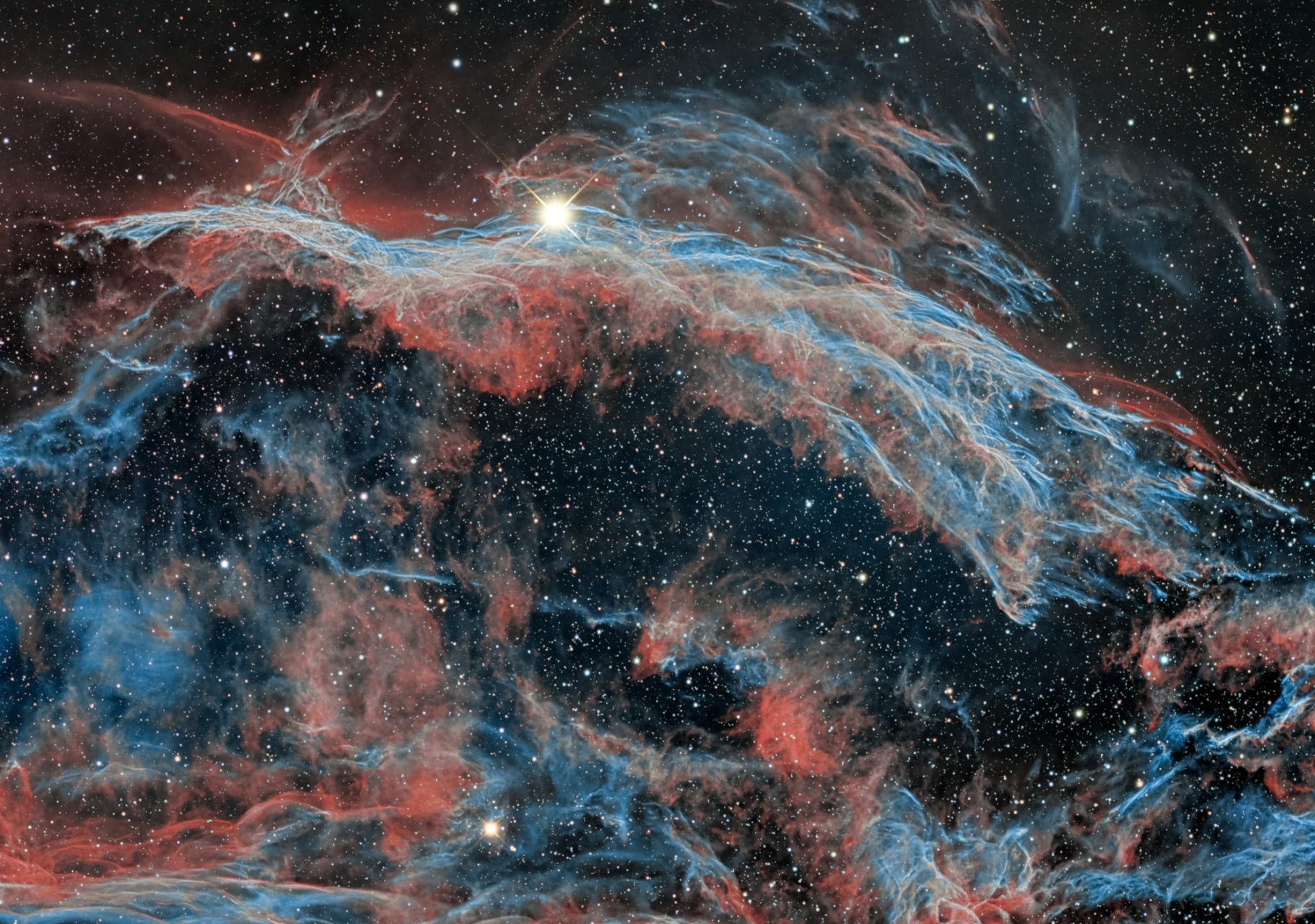 宇宙奇观欣赏:面纱星云是天鹅座中一团高温和电离的气体和尘埃云.