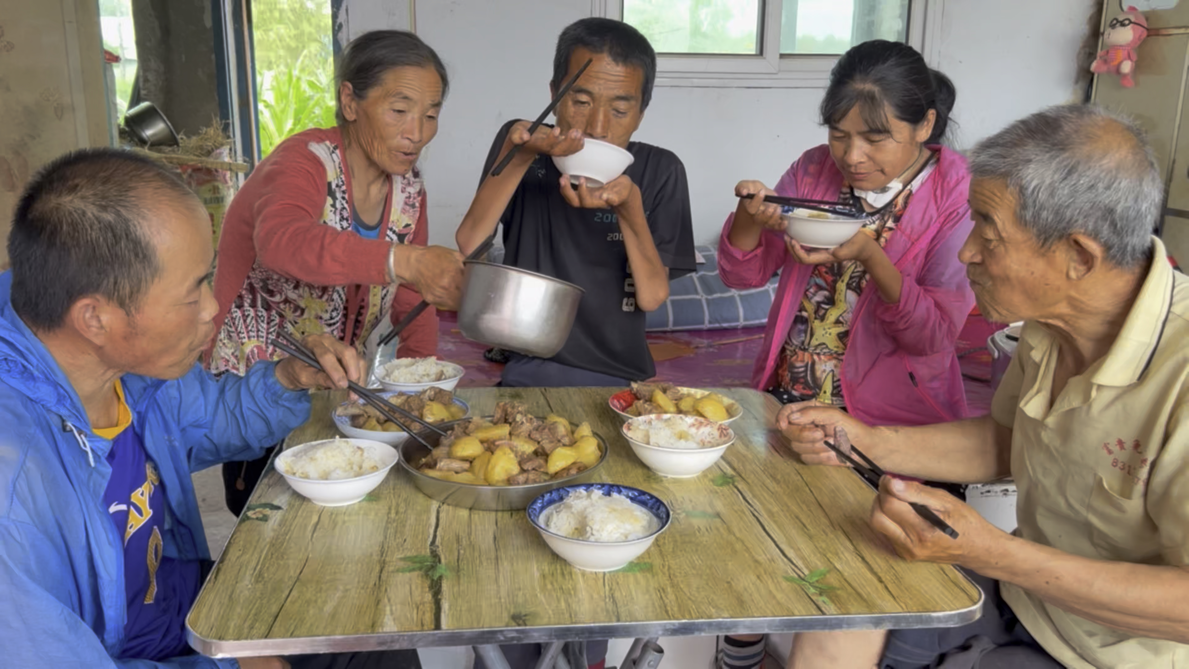 老爸出院回家,一家人改善伙食,土豆排骨炖猪肉,六个人吃三盘子
