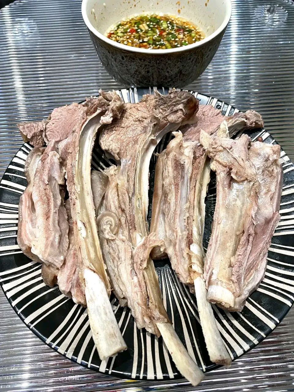 每次趁着媳妇回娘家之际,我都会偷偷煮个手抓羊排来犒劳自己,原因就是