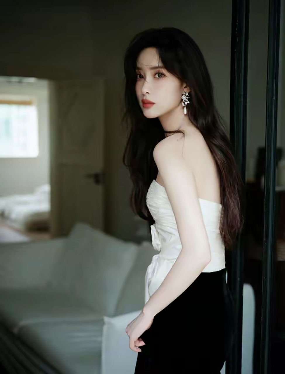 孟子义穿白色抹胸纱裙露出事业线!雪肤玉貌太性感美艳