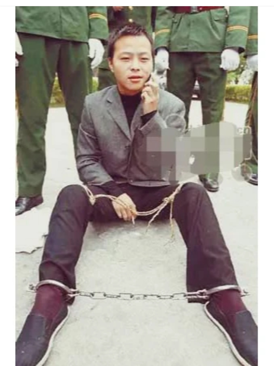 海南三亚,一名死刑犯在临刑前,与家人最后一次通电话,镜头中的这个