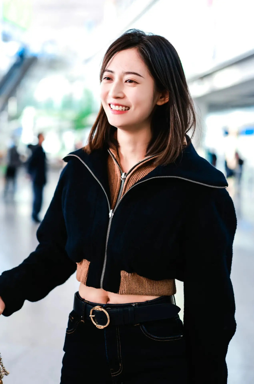 美女陈钰琪,机场快闪,笑靥如花,小蛮腰真吸睛.