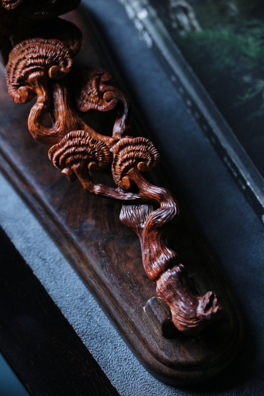 海黄【灵芝如意】摆件  首制灵芝,纹理叠错, 数朵灵芝宛曲绕柄, 寓意