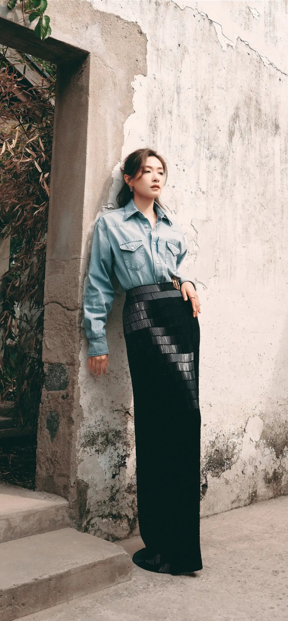 万茜高清壁纸,黑色开衩裙的穿搭显得优雅迷人!