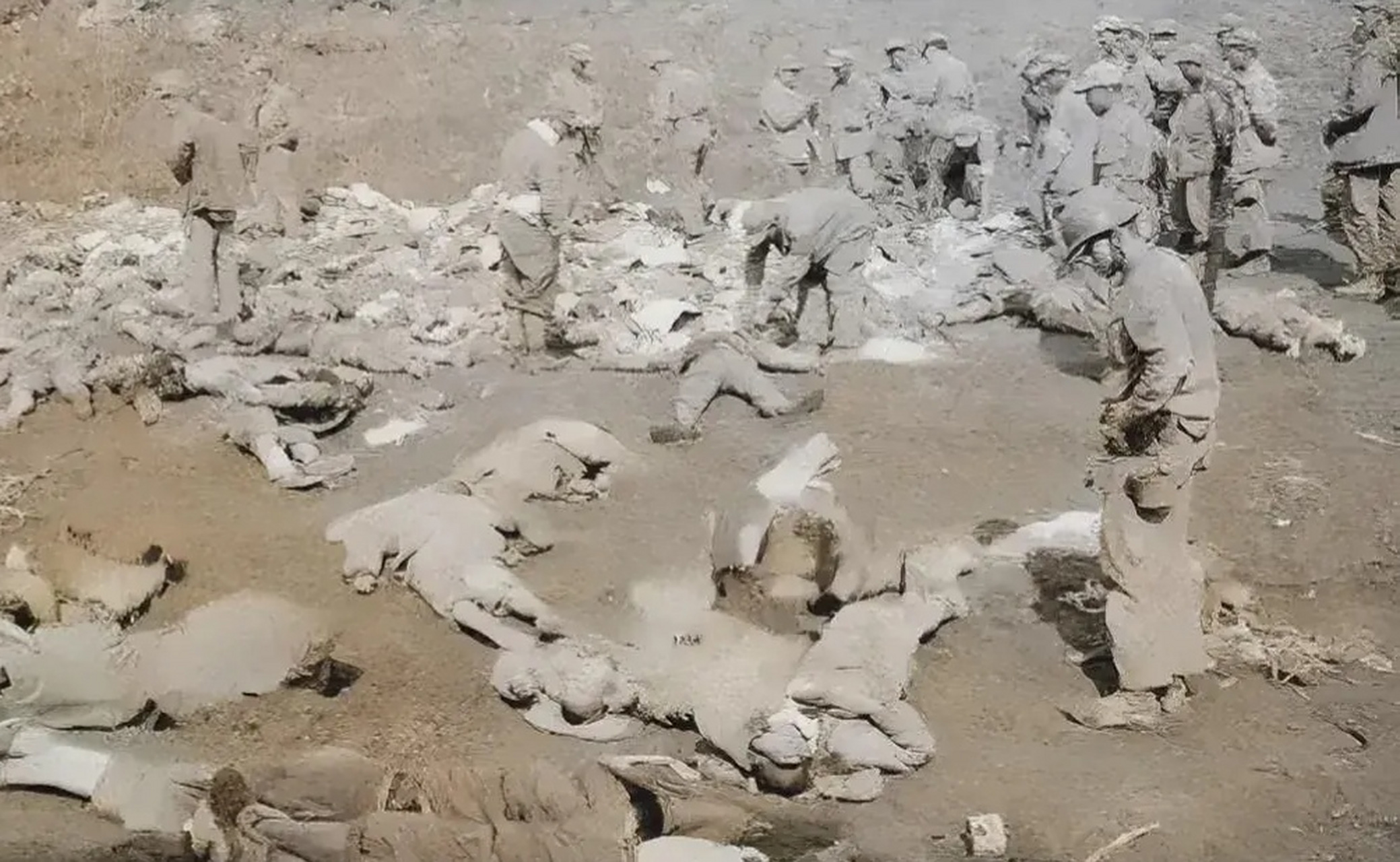 1952年,朝鲜战争后美军士兵清理战场将志愿军遗体堆放在一起