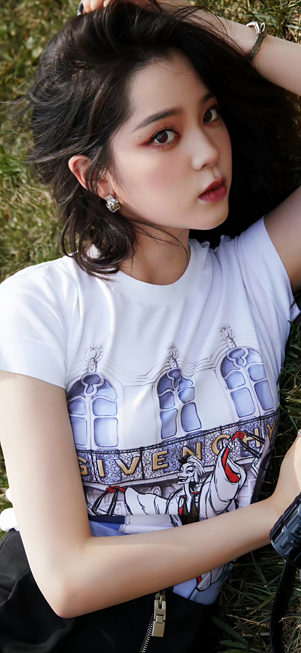 欧阳娜娜黑色短裙秀美腿