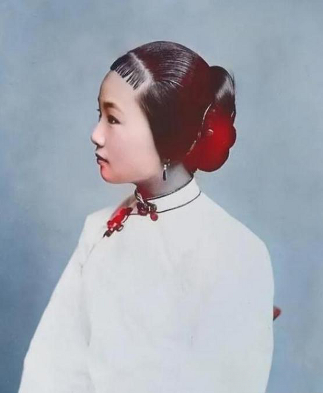 清末绝色美女的侧脸照,她拥有着绝美容颜,简直就是国色天香.