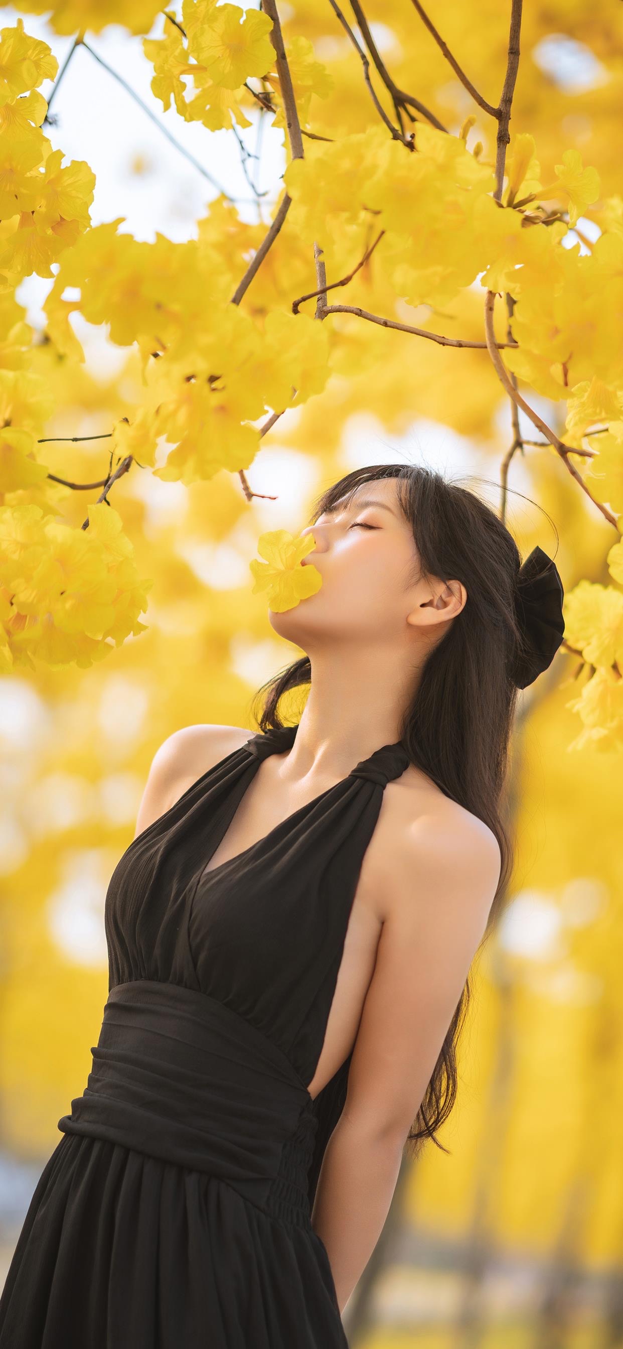 超清美女手机壁纸:轻纱黑丝连衣裙美少女,身材凸显好漂亮