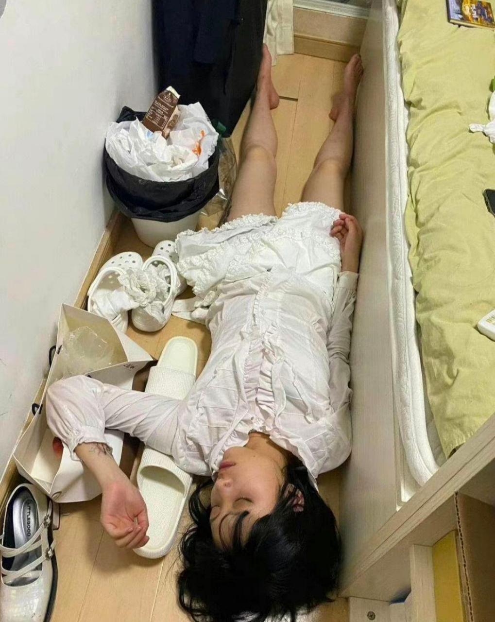 女同事喝醉了,醉眼迷离的,赖在房间不走了,接下来该怎么办?