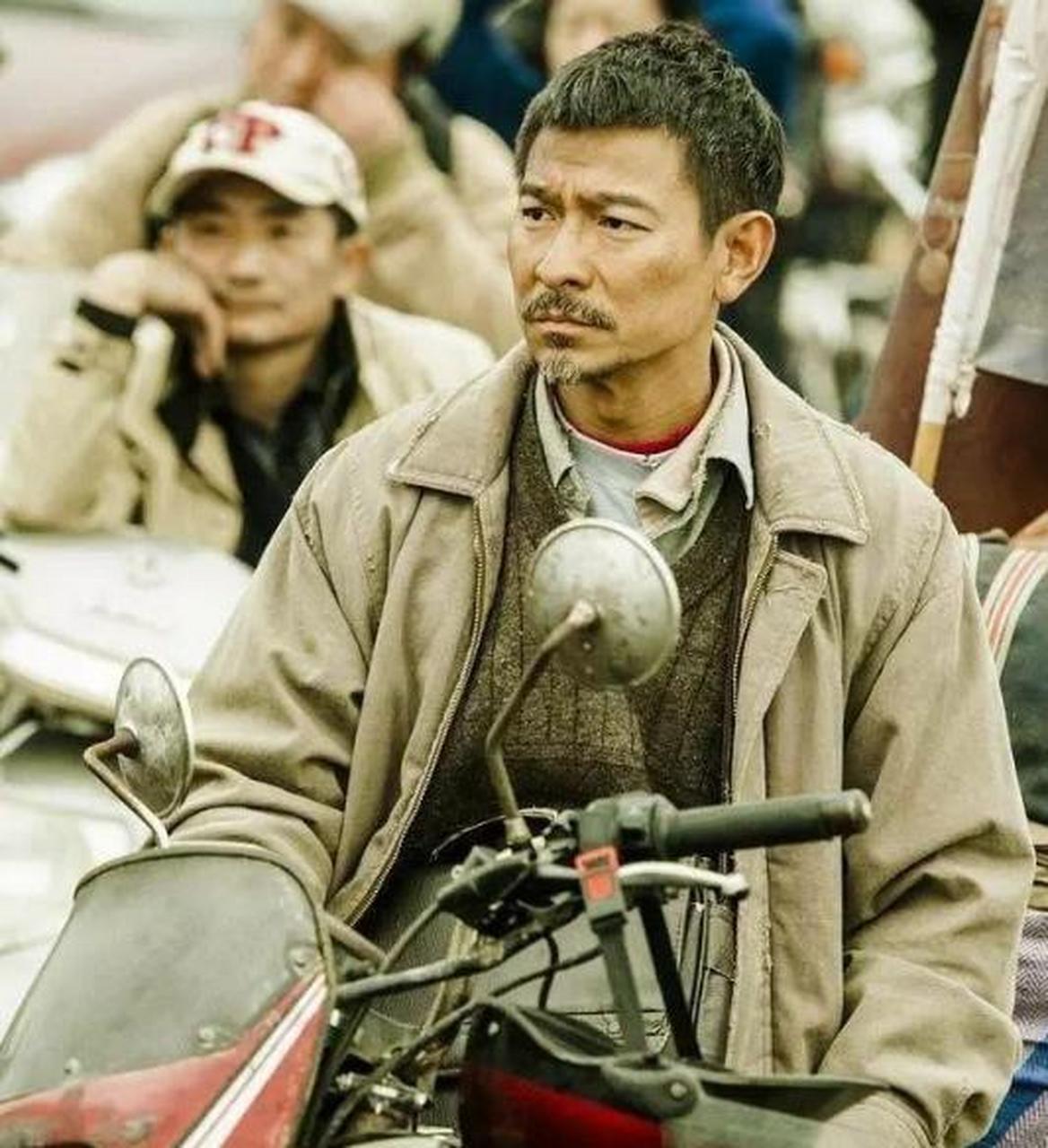 说什么人靠衣装佛靠金装?看看他