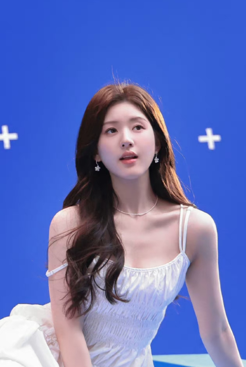 赵露思在片场白到发光了,她坐在蓝色幕布前面摆pose青春感满满,那种