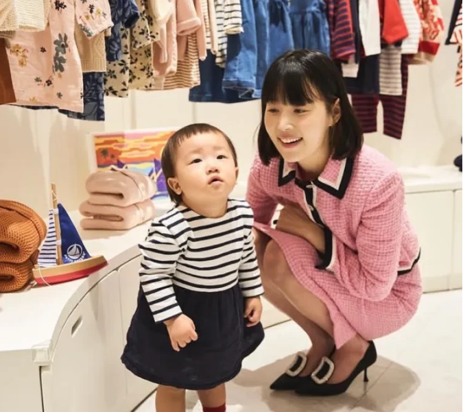 韩智慧身穿粉色套装 和允瑟在婴儿服装卖场购物